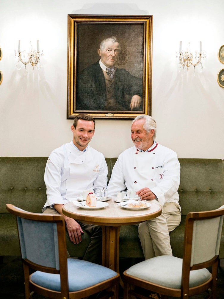 Ich bin in der Backstube groß geworden, sagt Philipp Zauner (links). Deshalb stand nie außer Frage, dass auch er Zuckerbäcker werden wird. So wie sein Vater Josef (rechts), der sich langsam zurückzieht, aber trotzdem täglich im Geschäft steht.