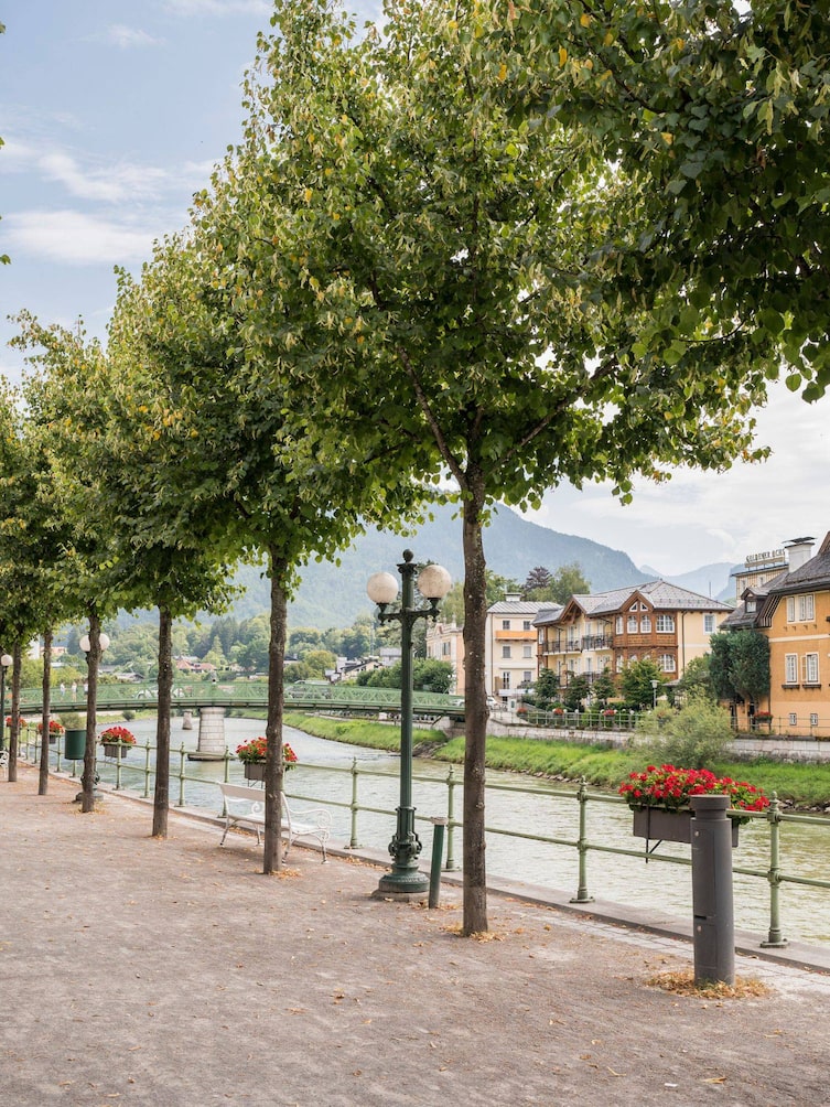 Sommerfrische und Ischl gehören einfach zusammen. Am Traunufer lässt es sich wie einst flanieren.