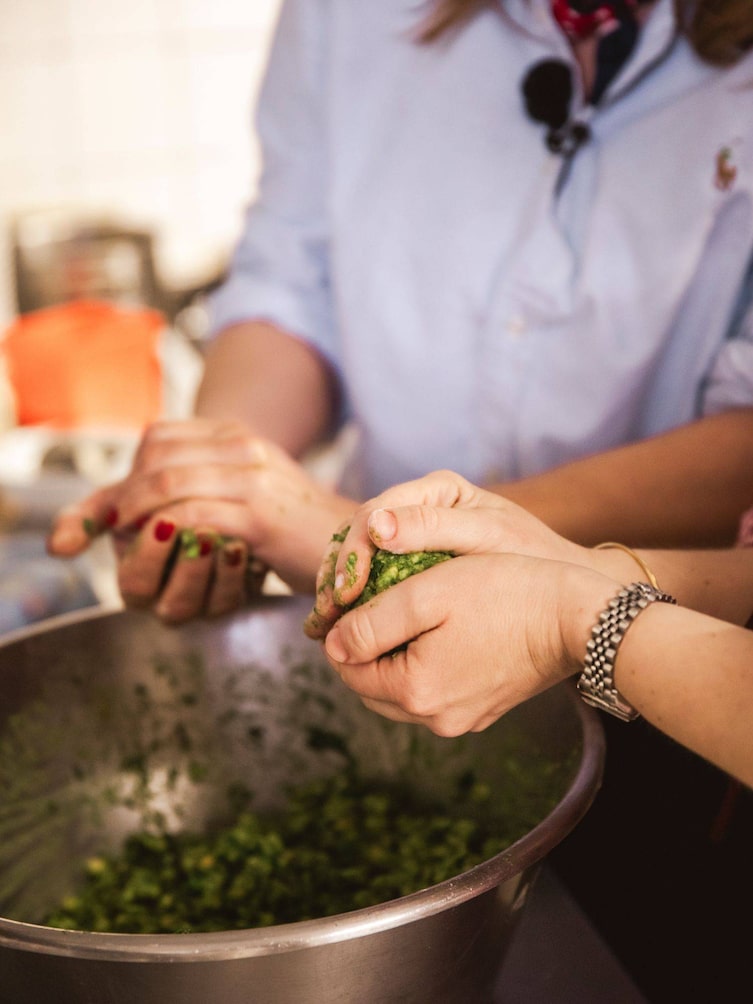 Mesi Tötschinger und Stefanie Herkner drehen Spinatknödel.