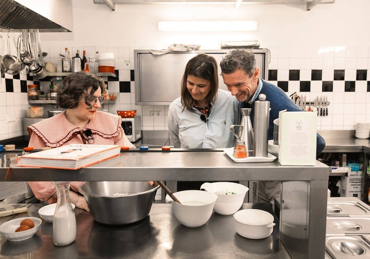 Mesi Tötschinger, Stefanie Herkner und Harald Nachförg freuen sich, gemeinsam Spinatknödel zu zaubern.