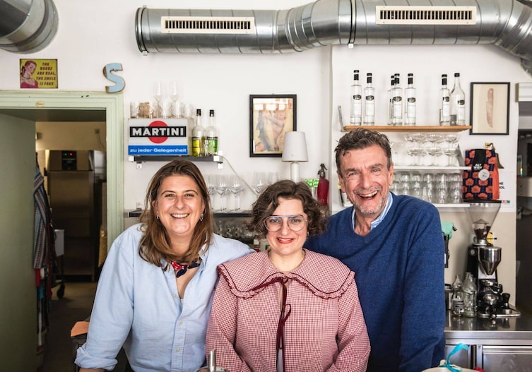Mesi Tötschinger, Stefanie Herkner und Harald Nachförg freuen sich, gemeinsam Spinatknödel zu zaubern.