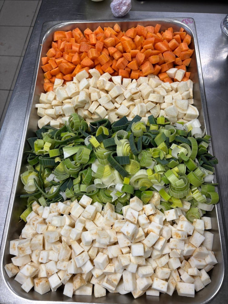 Karotten, Knollensellerie und und Lauchzwiebel für die Sauce sind schon vorbereitet.