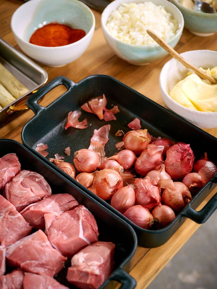 Zwiebel und Fleisch für das Kalbsrahmgulasch