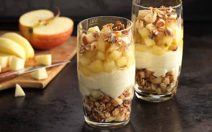 Müsli, Glas, Apfelwürfel, Brett, Messser, Creme, Frühstück, Servus Rezept