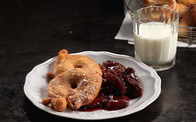 Gebackene Apfelradl, Zwetschkensauce, Zwetschken, Zwetschge, Apfelscheiben, Süßspeise, Nachspeise, Servus Rezept