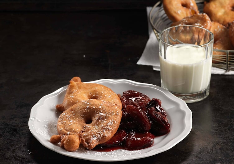 Gebackene Apfelradl, Zwetschkensauce, Zwetschken, Zwetschge, Apfelscheiben, Süßspeise, Nachspeise, Servus Rezept