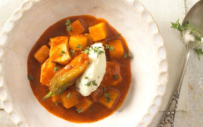 Kürbisgulasch mit Maishendl Bohnenkrautnockerln, Servus, Rezept