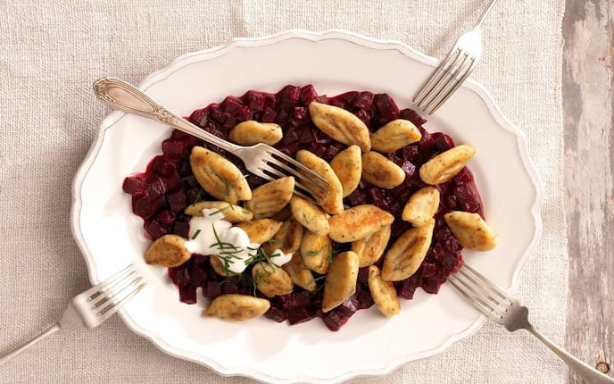 Nocken, Rote Rüben, Ragout, Sauerrahm, Besteck, Holztisch