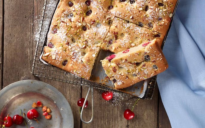 Kirschkuchen, Kuchen, Blechkuchen, Mandeln, Pistazien, Kirschen, Kuchenrezept, Servus Rezept