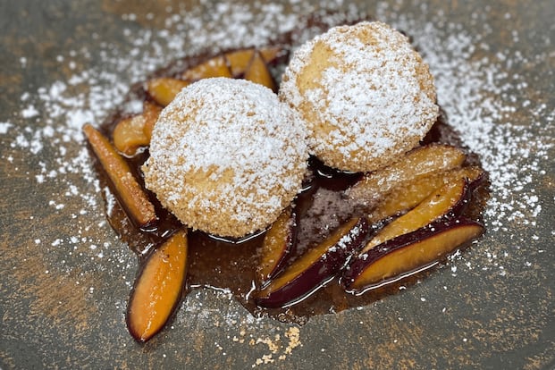 Topfenknödel mit Zwetschken-Zirben-Röster - 2:40 h - Rezept - Servus