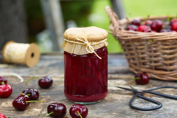 Kirschgelée mit Rosmarin - 5:30 h - Rezept - Servus Kirschgelée mit Rosmarin - 5:30 h - Rezept - Servus