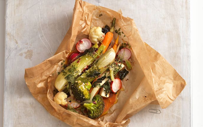 Frühlingsgemüse in Pergament, Gemüse, Ofengemüse, Gemüsepaket, Karotten, Brokkoli, Radieschen, Karfiol, Fenchel, Servus Rezept