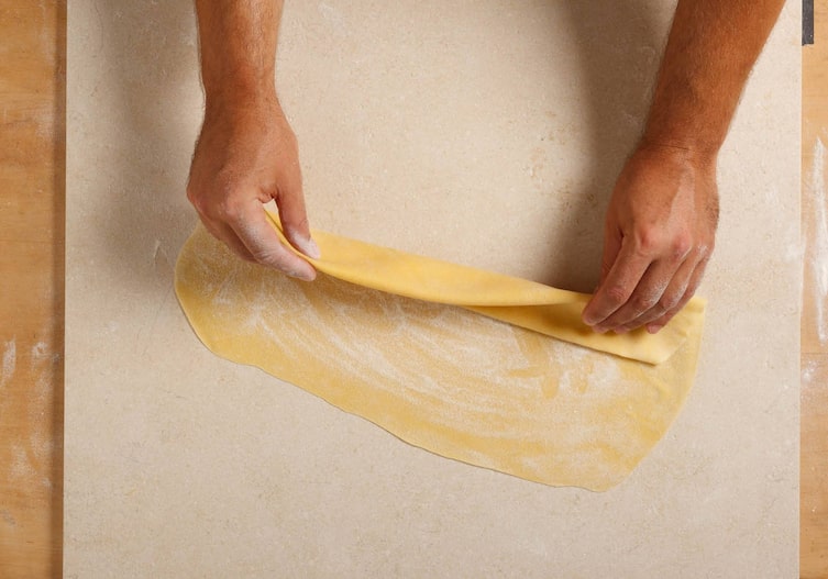 Nudelteig, Teig, falten