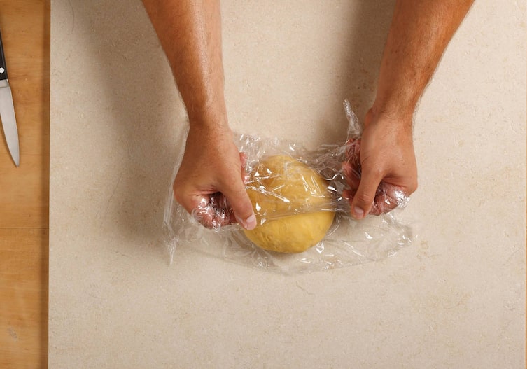 Teig, Hände, Frischhaltefolie