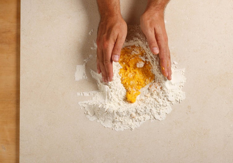 Mehl, Eidotter, Hände