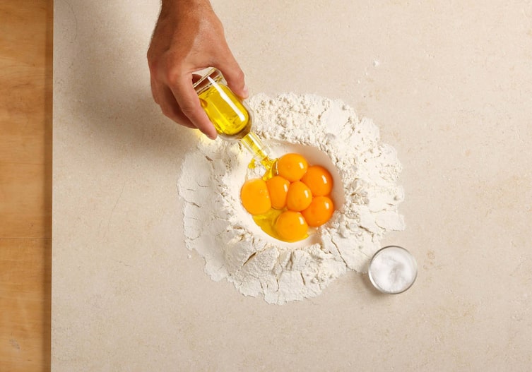 Mehl, Eidotter, Öle, Salz
