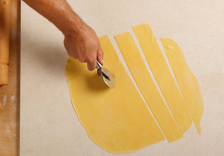 Teig, Nudelteig, Nudelschneider