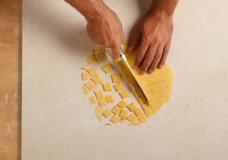 Nudelteig, Teigbahnen, Messer, Fleckerlnudel