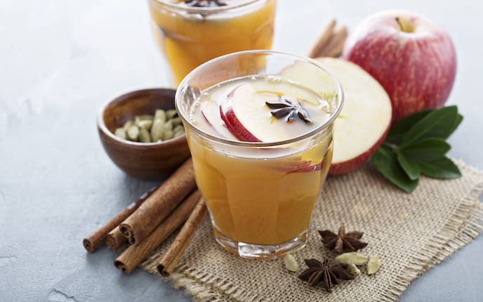 Bratapfel-Sirup, Weihnachten, Flaschen, Äpfel, Holztisch