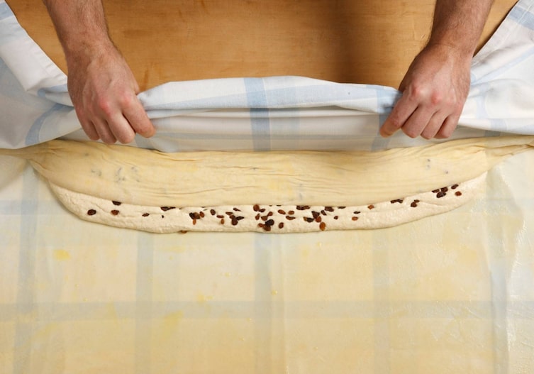 Breitenfurter Millirahmstrudel, Küchentuch, Strudelteig, Rosinen