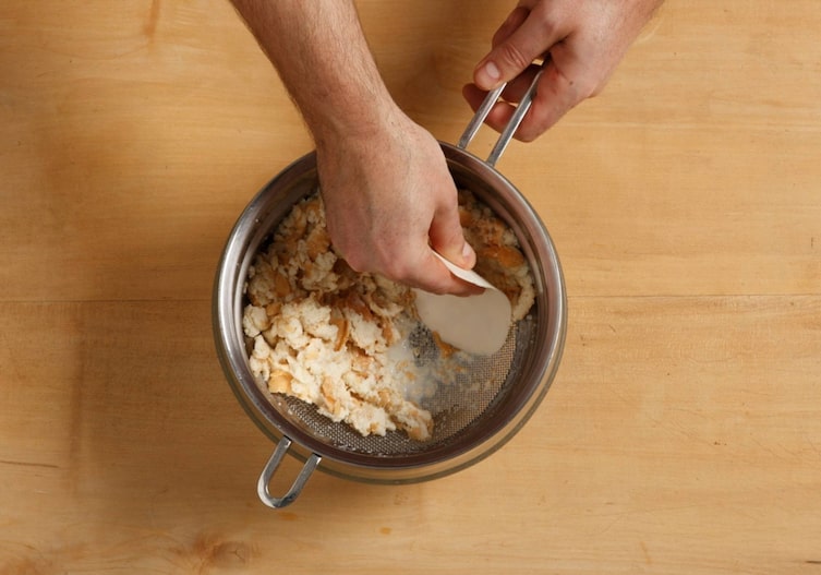 Breitenfurter Millirahmstrudel, Semmeln, Milch, Sieb