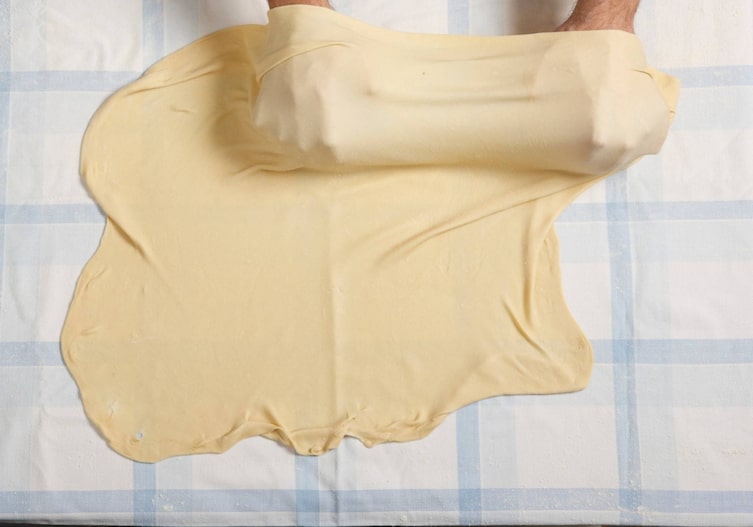 Breitenfurter Millirahmstrudel, Strudelteig, Hände, Küchentuch