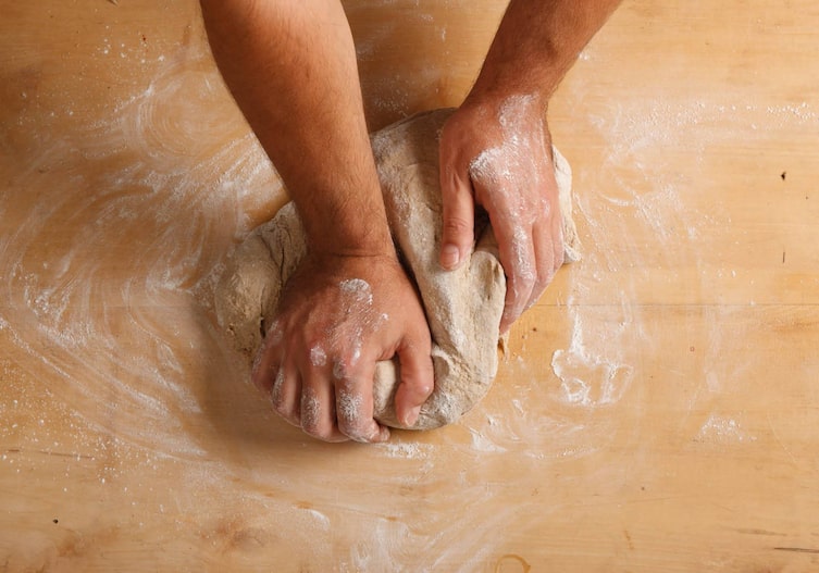 Sauerteig, Brot backen, Servus Rezept, kneten