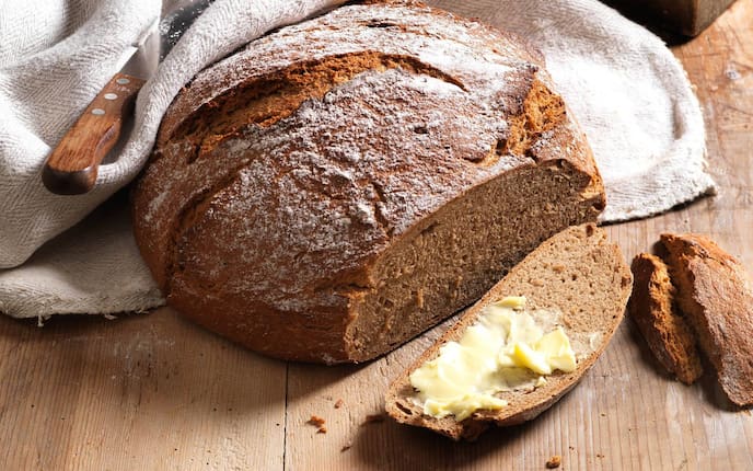 Brot, Brotlaib, Butter, Messer, Leinentuch, Servus Rezept