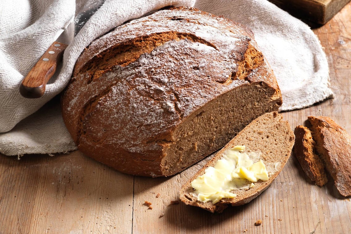 Brot, Brotlaib, Butter, Messer, Leinentuch, Servus Rezept