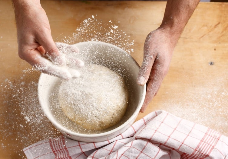 Teigkugel, Mehl, Geschirrtuch