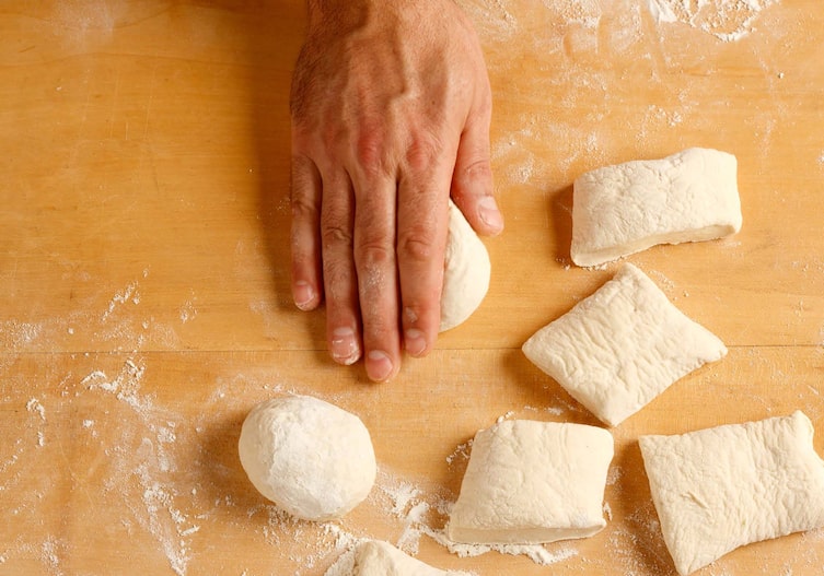 Teigkugeln, Teig formen, Teig, Teigstücke, Handsemmeln