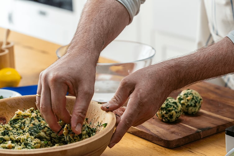 Marcel Drabits formt Tiroler Bergkäseknödel.