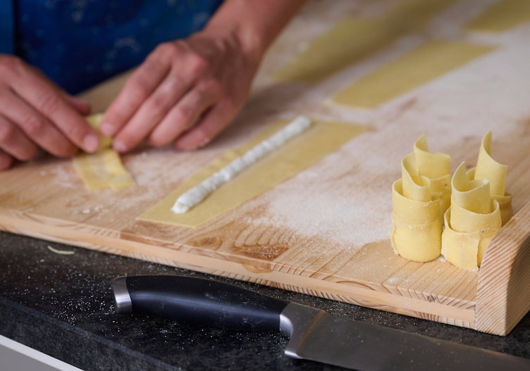 Paula Bründl formt die Rosennudeln