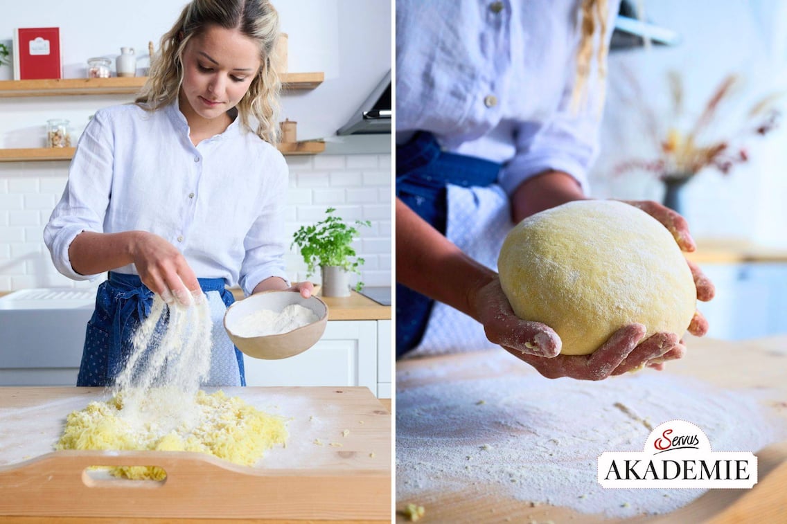 Paula Bründl gibt Mehl zu gepressten Erdäpfeln, daneben ist ein fertig gekneteter Erdäpfelteig auf einer bemehlten Arbeitsfläche zu sehen.