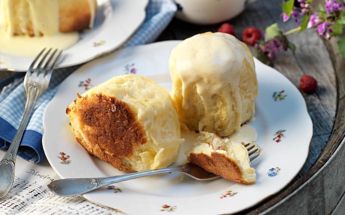 Dampfnudeln, Vanillesauce, Teller, Gabeln, Nachspeise