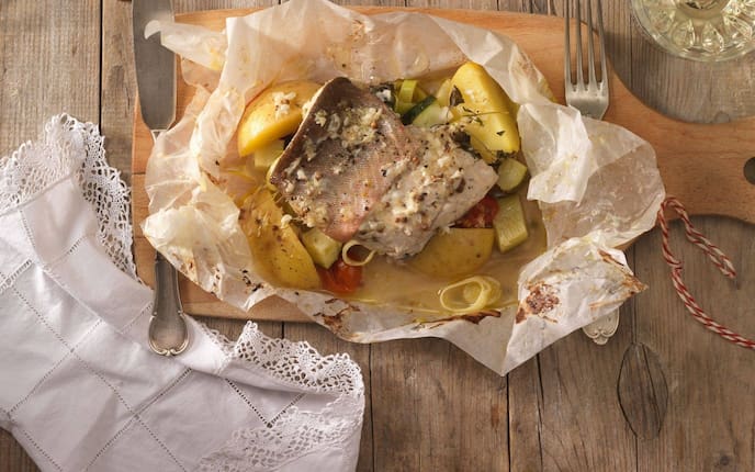 Bachsaibling, Kartoffel, Gemüse, Weinglas, Holzbrett, Besteck, Servus Rezept