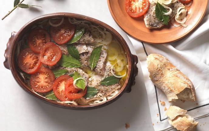 Fisch, Tomate, Lorbeerblätter, Zwiebel, Brot, Servus Rezept