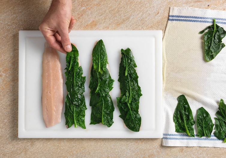 Saibling-Spinat-Röllchen, Hauptspeise, Fisch, Spinatblätter, Filets