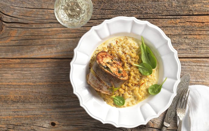 Hauptspeise, Saibling-Spinat-Röllchen, Fisch, Weißwein, Safrangerstl, Holztisch