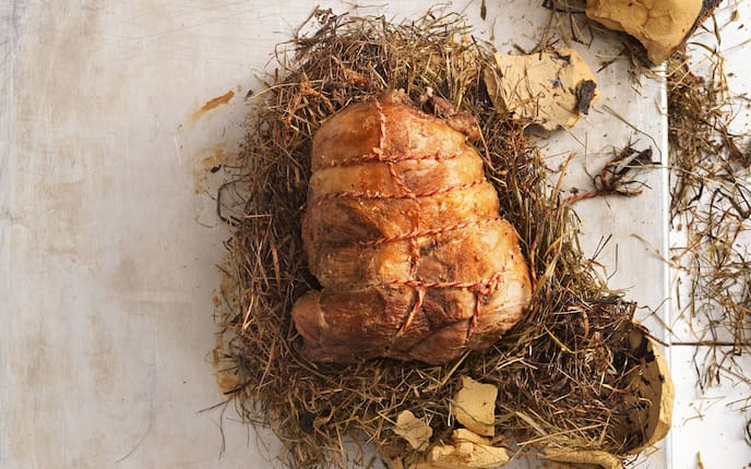 Lammschlögel in Heu gewickelt und in Ton gebraten, Lamm, Fleisch, Wiesenheu, Ton, Braten, Servus Rezept