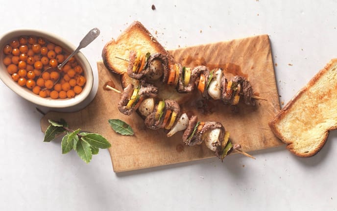 Spieße, Fleisch, Brot, geröstet, Vogelbeerkompott, Hauptspeise, Servus Rezept