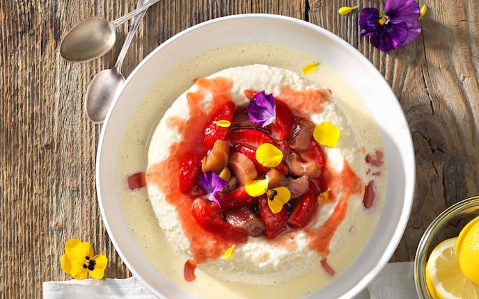 Allgäuer Milchreis mit Kompott, Milchreis, Kompott, Erdbeeren, Rhabarber, Vanillesauce, Hauptspeise, Servus Rezept