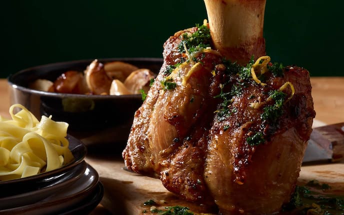 Kalbshaxe, Schalotten, Rüben, Bandnudeln, Servus Rezept