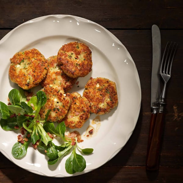 Kas-Platzerl, Topfenlaibchen, Laberl, Vogerlsalat, Speckwürfel, Feldsalat, Servus Rezept
