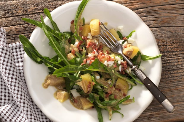 Steirischer Löwenzahnsalat - 0:40 h - Rezept - Servus Steirischer Löwenzahnsalat - 0:40 h - Rezept - Servus