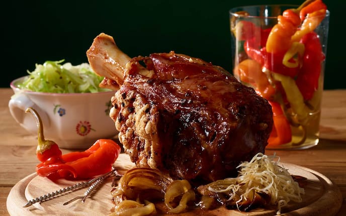 Schweinshaxe, Krautsalat, Pfefferoni, Kren, Servus Rezept