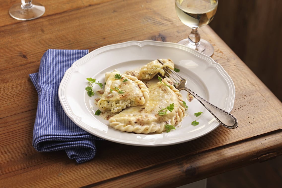 Kärntner Kasnudel, gekrendelt, Teigtaschen, Topfenteigtaschen, Servus Rezept