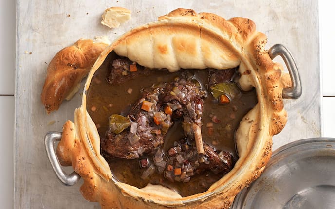 Hasenkeulen in einem mit Korianderbrot verschlossenen Topf, Hase, Keule, Koriander, Brot, Topf, Servus Rezept