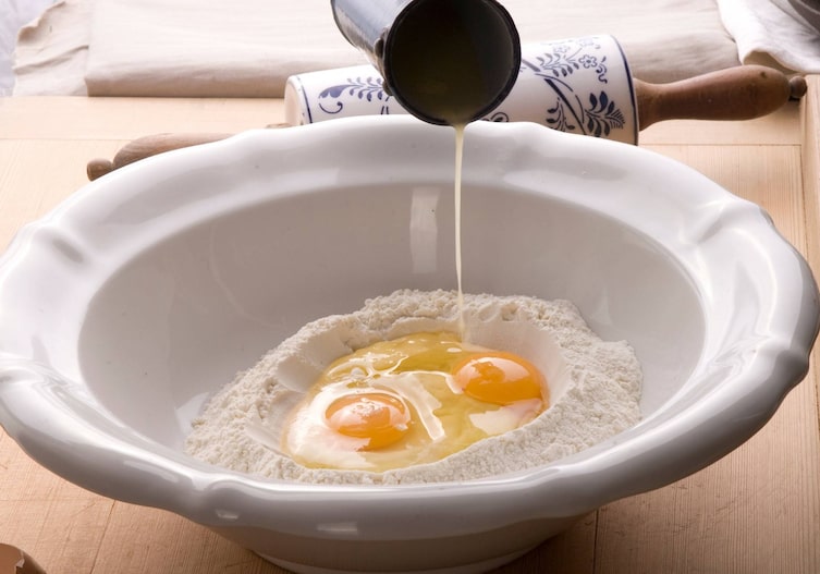 Eier, Mehl, Milch, Schüssel, Nudelholz, Servus Rezept