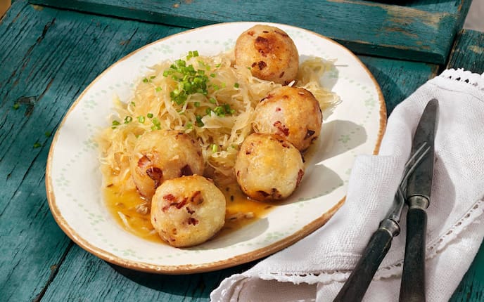 Viechtauer Holzknechtnockn, Sauerkraut, Knödel, Speck, Bratensaft, Servus Rezept